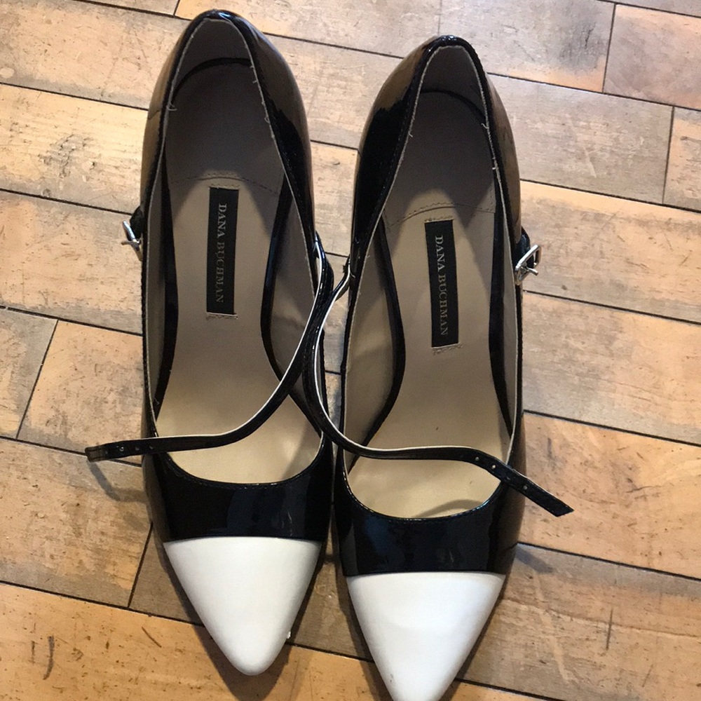Dana Buchman Pumps